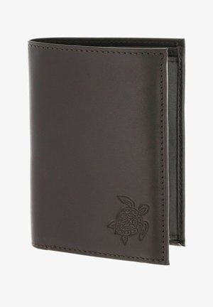Cartera bifold de cuero marrón oscuro con diseño en relieve de tortuga en la esquina inferior derecha, mostrada parcialmente abierta.