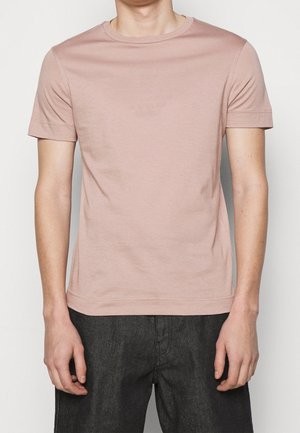 Kurzärmeliges T-Shirt mit Rundhalsausschnitt aus weicher, rosa Baumwolle. Es zeichnet sich durch eine glatte Textur und eine Standard-Passform aus, mit minimaler Markenkennzeichnung vorne.