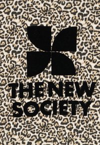 Tkanina s leopardím vzorom v béžovej a čiernej farebnej schéme; obsahuje výrazné čierne logo a tučný text s nápisom "NOVÁ SPOLOČNOSŤ."