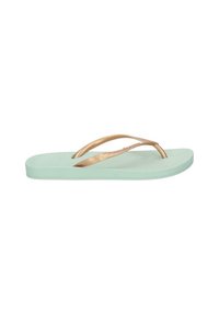 Chancla verde menta con parte superior texturizada y tiras delgadas doradas. Suela plana con ligera curvatura y acentos de diseño minimalistas.
