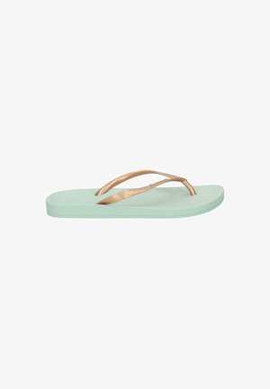 Chancla verde menta con parte superior texturizada y tiras delgadas doradas. Suela plana con ligera curvatura y acentos de diseño minimalistas.