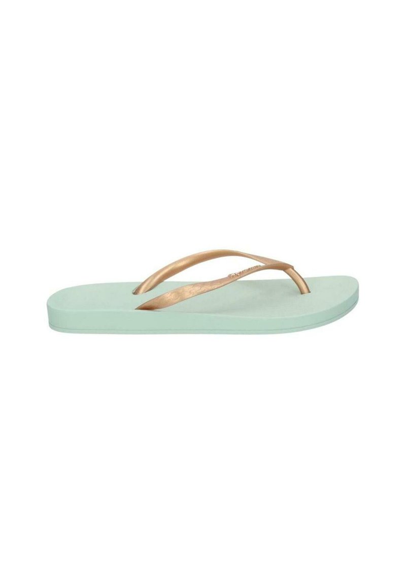 Chancla verde menta con parte superior texturizada y tiras delgadas doradas. Suela plana con ligera curvatura y acentos de diseño minimalistas.