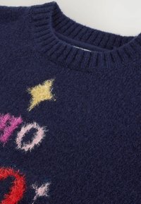 Marineblaues Strickpullover mit buntem, flauschigem Schriftzug in Pink, Gelb, Rot und Weiß. Gerippter runder Halsausschnitt und weicher, strukturierter Stoff.