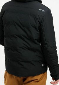 Doudoune noire avec une finition texturée, dotée d'une capuche et d'un logo sur l'épaule. Comprend des poches latérales et un design décontracté.