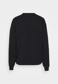 Sudadera negra con cuello redondo, mangas largas y puños acanalados. Presenta una textura suave y un ajuste casual. Sin logotipos o patrones visibles.