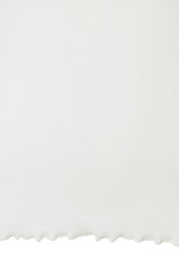 Weißer, gerippter Stoff mit einer weichen Textur und einem gewellten Saum. Die Oberfläche weist vertikale Linien auf, die auf ein dehnbares Material hinweisen.
