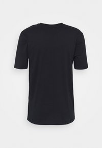 Schwarzes T-Shirt mit kurzen Ärmeln und Rundhalsausschnitt, aus weicher Baumwolle, mit einem schlichten Design ohne Muster oder Verzierungen.
