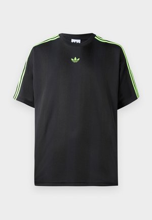 Zwart Adidas T-shirt met neon groene drie strepen over de schouders en mouwen, en neon groen Adidas-logo op de borst.