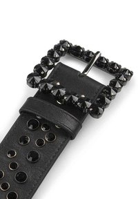 Cintura in pelle nera con fibbia quadrata decorata con strass neri e una cinghia con borchie circolari. Texture liscia con accenti metallici.