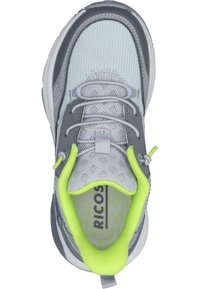 Szare i jasnoniebieskie buty sportowe z siateczkową cholewką, gumową podeszwą i jasnoniebieskimi akcentami na kołnierzu i sznurówkach.