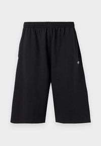 Crne kratke hlače do koljena s elastičnim pojasom, bočnim džepovima i malim bijelim Adidas logom na desnoj strani.