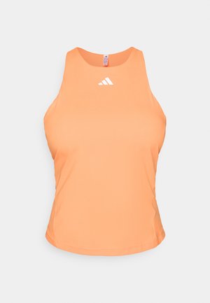 Canotta sportiva arancione realizzata in tessuto elasticizzato. Presenta un collo alto, design senza maniche e un piccolo logo bianco sul petto.