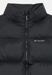 Svart puffy vest med høy krage, frontglidelås og logo på venstre bryst. Teksturert stoff med en glatt overflate.