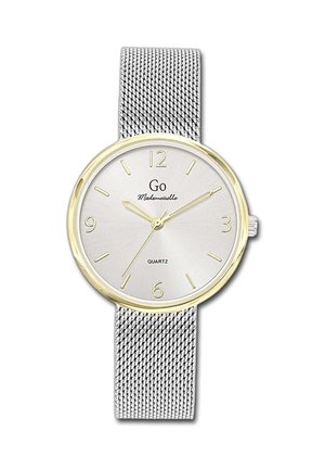 Montre à quartz avec un cadran rond argenté, des index des heures dorés et un bracelet en maille argentée pour un design minimaliste. Comprend le texte "Go Mademoiselle".