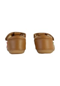 Chaussures en cuir marron avec des brides ajustables, des semelles souples et des accents brodés colorés sur les côtés, avec des détails cousus et une finition lisse.