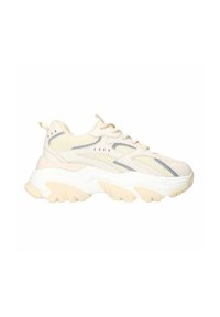 Chunky sneakers met een bovenwerk van mesh en leer in crème en lichtgrijs, met een dikke witte buitenzool en textuurelementen.