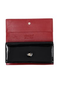 Rode leren portemonnee met een glanzende zwarte lakleren klep, drukknoopsluiting en geperst merklogo. Voorzien van RFID-bescherming.