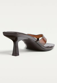 Stradivarius Sandaler m/ tåsplit - brown
