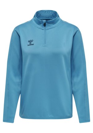 Lichtblauwe sportpullover van gladde stof, met een halve ritssluiting en lange mouwen. Bevat een klein zwart logo op de borst.