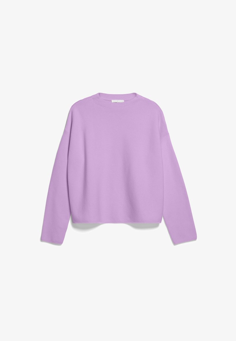 Fialkový svetr s dlouhým rukávem z žebrované pleteniny. Má kulatý výstřih a mírně zkrácený lem. Jednoduchý, jednobarevný bez vzorů.