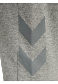 Tejido gris con una textura suave y un gran diseño de estampado en forma de chevrón en gris. El tejido parece suave y ligeramente jaspeado.