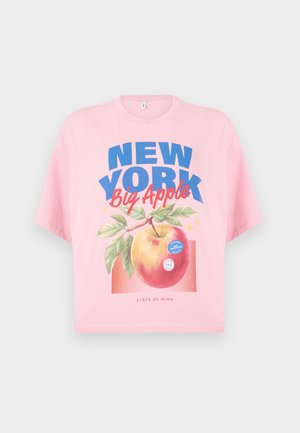 Pink cropped t-shirt med blå og røde bogstaver "NEW YORK Big Apple," med en illustrativ fersken og grønne blade, plus cirkulære grafiske accenter.