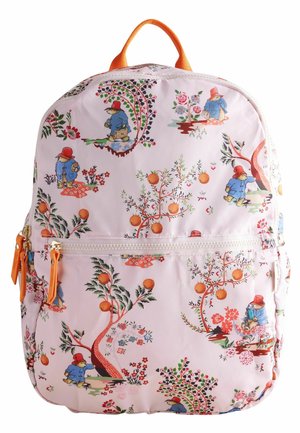 Hellrosa Rucksack mit einem Rundum-Muster, das Paddington Bear, orangefarbene Bäume und Blumen zeigt. Er hat eine Fronttasche und orangefarbene Reißverschluss-Zipper.