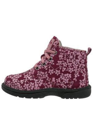 Bottine bordeaux pour enfant avec motif floral rose, lacets roses, semelle noire et languette en tissu au talon.
