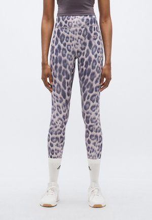 Leggings mit hoher Taille im Leopardenmuster, hergestellt aus dehnbarem Stoff. Verfügt über eine glatte Textur und einen elastischen Bund für Komfort.