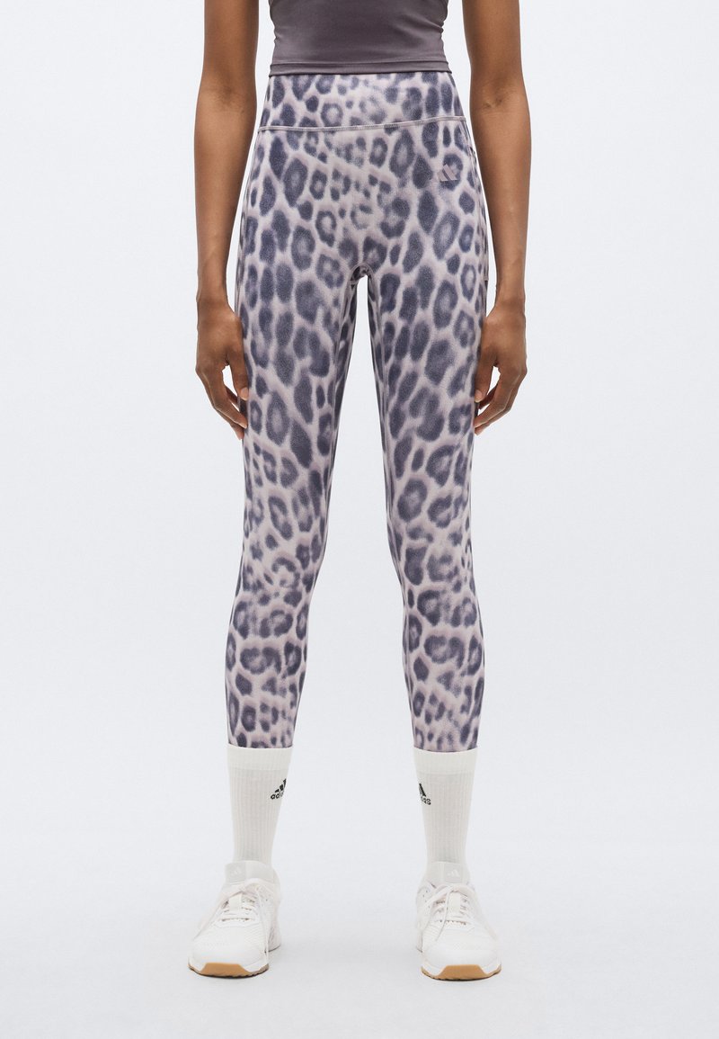 Leggings taille haute à motif léopard, confectionnés en tissu extensible. Présentent une texture lisse et une ceinture élastique pour plus de confort.