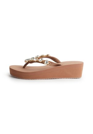 Sandalo con zeppa platform marrone con cinturino a infradito decorato con grandi strass trasparenti e dettagli dorati.