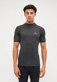 Heren rash guard met korte mouwen in zwart, gemaakt van rekbaar materiaal, met een ronde halslijn en een klein RIP CURL-logo op de borst.