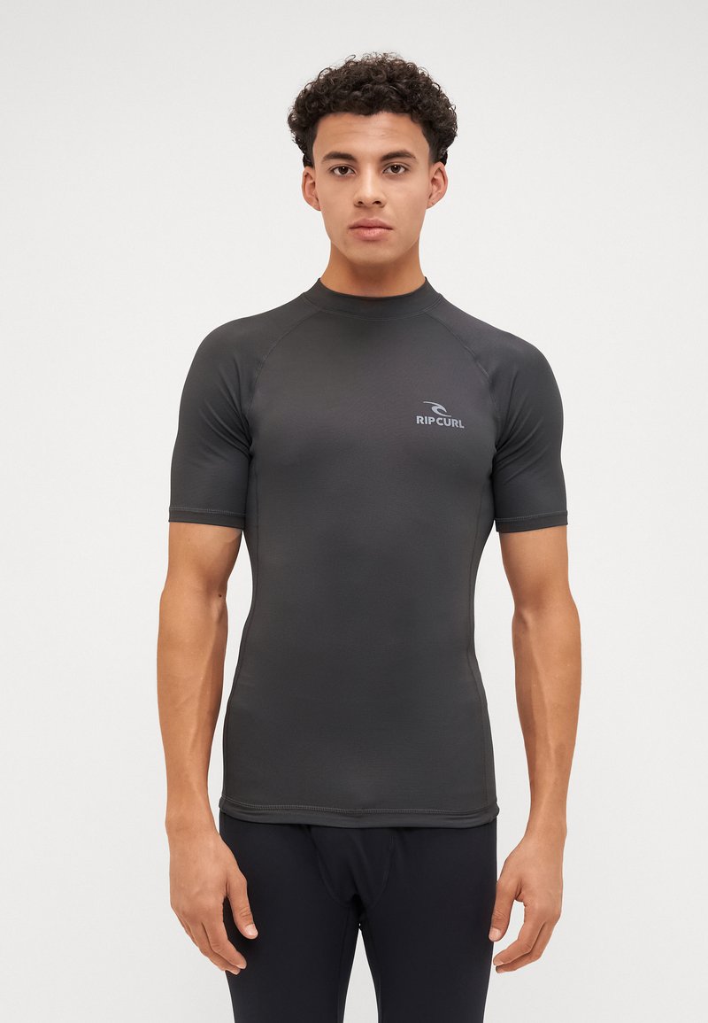 Herren Rashguard mit kurzen Ärmeln in Schwarz, aus dehnbarem Material, mit Rundhalsausschnitt und kleinem RIP CURL-Logo auf der Brust.