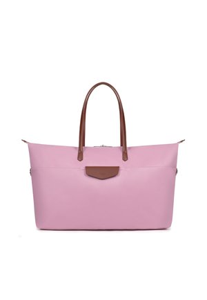 Grande borsa a mano rosa con manici in pelle marrone e una piccola tasca frontale con patta in pelle marrone su sfondo bianco.