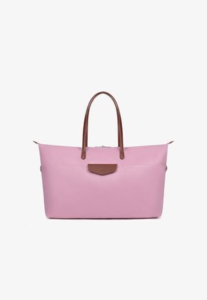 Grande borsa a mano rosa con manici in pelle marrone e una piccola tasca frontale con patta in pelle marrone su sfondo bianco.