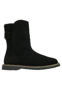 Botines de ante negro con un acabado texturizado, que cuentan con un detalle de hebilla lateral y una suela de goma para mayor tracción.