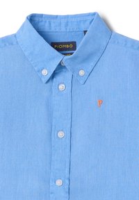 Camisa de botones azul claro hecha de tejido texturizado, con un cuello clásico, botones blancos y un logotipo bordado en naranja con la letra 'P'.