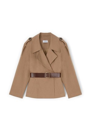 Gabardina corta de color marrón claro con solapas anchas, hombreras abotonadas, bolsillos delanteros y un cinturón marrón oscuro con hebilla de metal.