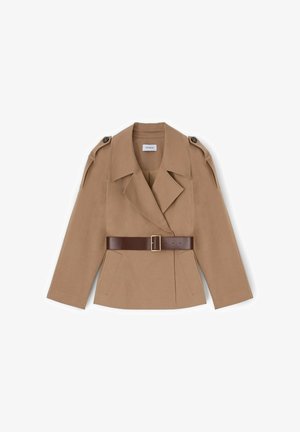 Jasnobrązowy krótki płaszcz trencz z szerokimi klapami, zapinanymi na guziki pagonami na ramionach, przednimi kieszeniami oraz ciemnobrązowym paskiem z metalową klamrą.