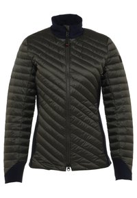 Mörkgrön isolerad jacka med diagonalt quiltat mönster. Hög krage och hel dragkedja fram. Marinblå detaljer på ärmar och sidor. Slät textur.