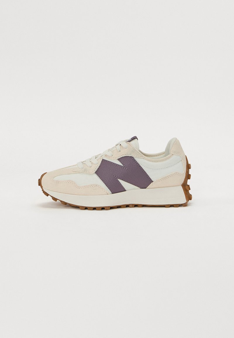 Sneaker bianco e beige con logo accentato viola, materiali in suede e mesh, suola in gomma testurizzata e design con lacci.