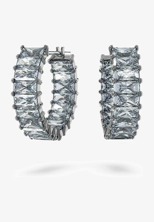 Zilveren hoepel oorbellen met rechthoekige, heldere stenen die zijn gezet in een veilige klauwontwerp, met een sprankelende, symmetrische indeling.
