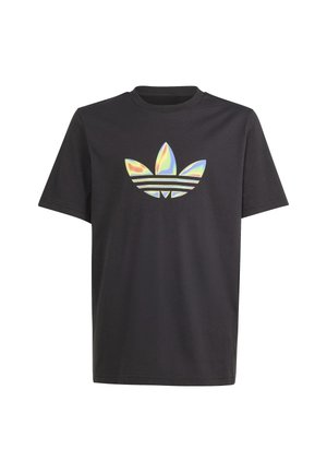 T-shirt nera a maniche corte con logo Adidas trefoil olografico al centro del petto su sfondo bianco.