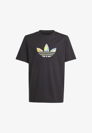 Zwart T-shirt met korte mouwen en een holografisch Adidas trefoil-logo in het midden van de borst, tegen een witte achtergrond.