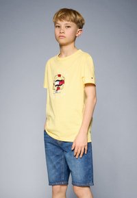 Tommy Hilfiger - FLAG FUN TEE UNISEX - Camiseta estampada - citronella Imagen en miniatura 1