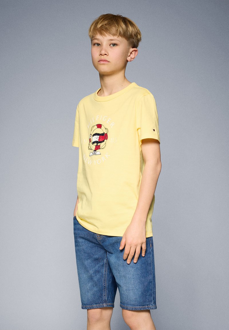 Tommy Hilfiger - FLAG FUN TEE UNISEX - Camiseta estampada - citronella, Ampliar