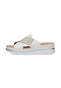 Infradito bianchi con design superiore perforato, cinturino regolabile e soletta imbottita. Presentano una suola testurizzata e un tacco a zeppa elevato.