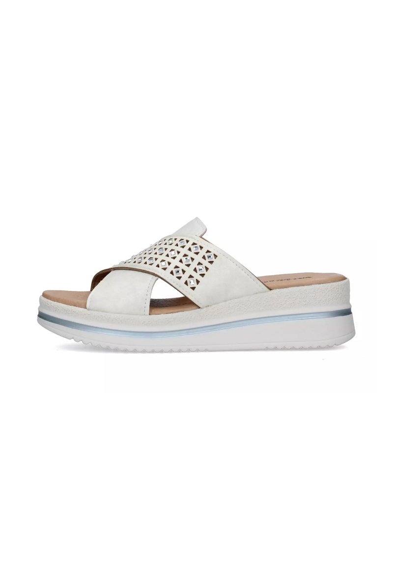 Infradito bianchi con design superiore perforato, cinturino regolabile e soletta imbottita. Presentano una suola testurizzata e un tacco a zeppa elevato.