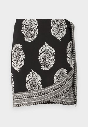 Zwarte wikkelrok met witte paisleypatronen en een gedetailleerd randontwerp. Gemaakt van lichte stof met een soepele textuur.