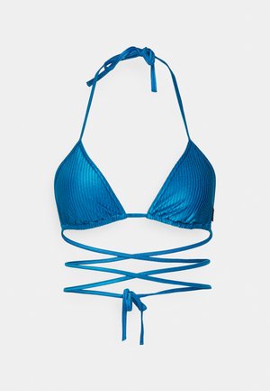 Triangelbikini-topp i lys blå ribbestrikket stoff med tynne justerbare stropper og et kryssdesign i livet, avsluttet med bånd.